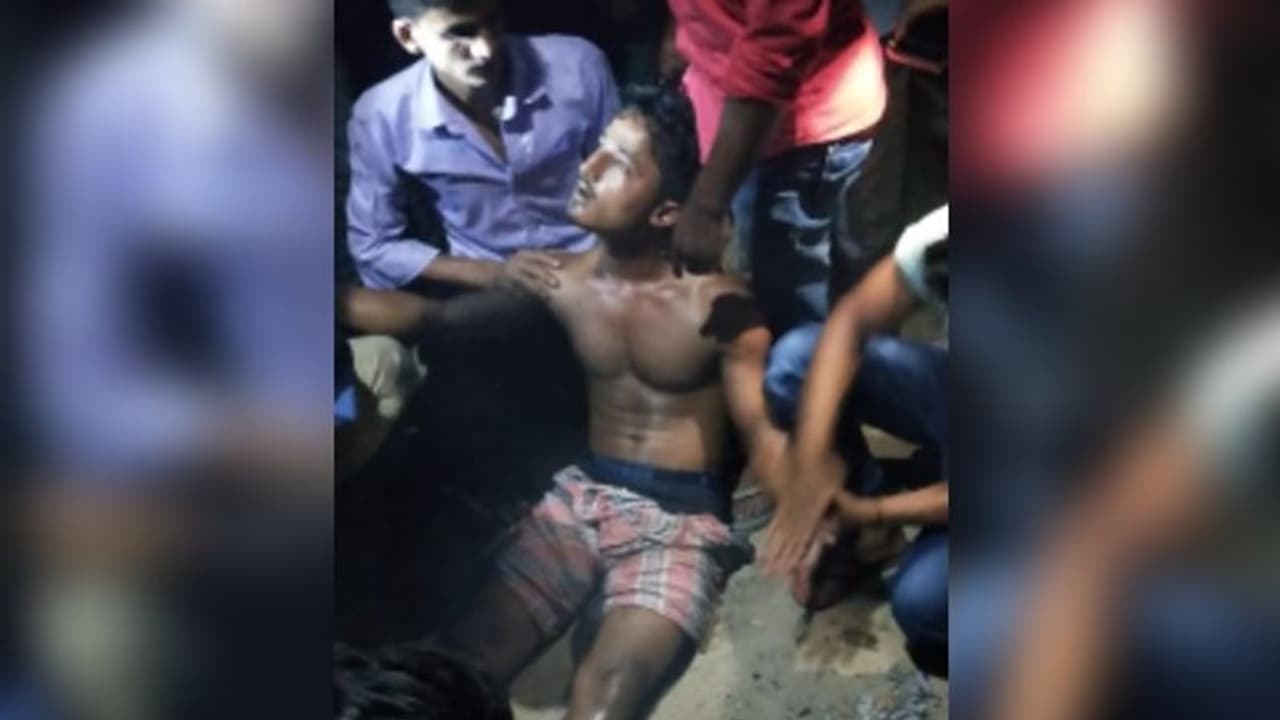 পুজোর মুখেই মর্মান্তিক দুর্ঘটনা, ৫০ জন যাত্রী নিয়ে মহানন্দায় উল্টে গেল নৌকা, বহু প্রাণহানির আশঙ্কা পুজোর মুখেই মর্মান্তিক দুর্ঘটনা, ৫০ জন যাত্রী নিয়ে মহানন্দায় উল্টে গেল নৌকা, বহু প্রাণহানির আশঙ্কা