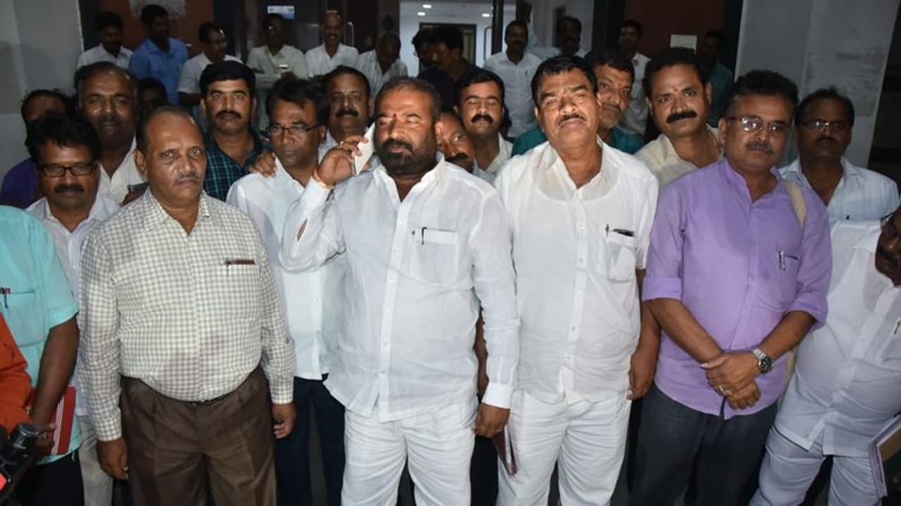 rtc strike: ముగిసిన ఆర్టీసీ జేఏసీ నేతల సమావేశం.. సమ్మె యథాతథం rtc strike: ముగిసిన ఆర్టీసీ జేఏసీ నేతల సమావేశం.. సమ్మె యథాతథం