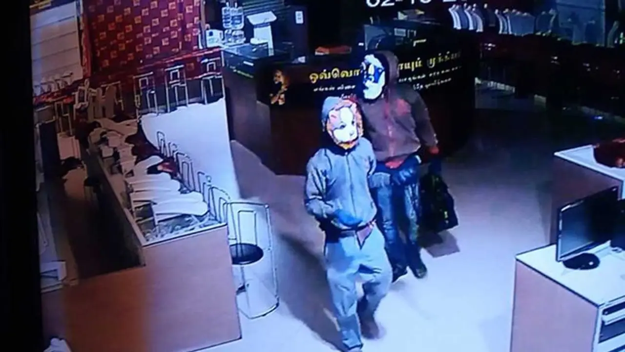 13 കോടിയുടെ സ്വര്ണക്കവര്ച്ച; മുഖ്യസൂത്രധാരന് മുരുഗന് കീഴടങ്ങി 13 കോടിയുടെ സ്വര്ണക്കവര്ച്ച; മുഖ്യസൂത്രധാരന് മുരുഗന് കീഴടങ്ങി