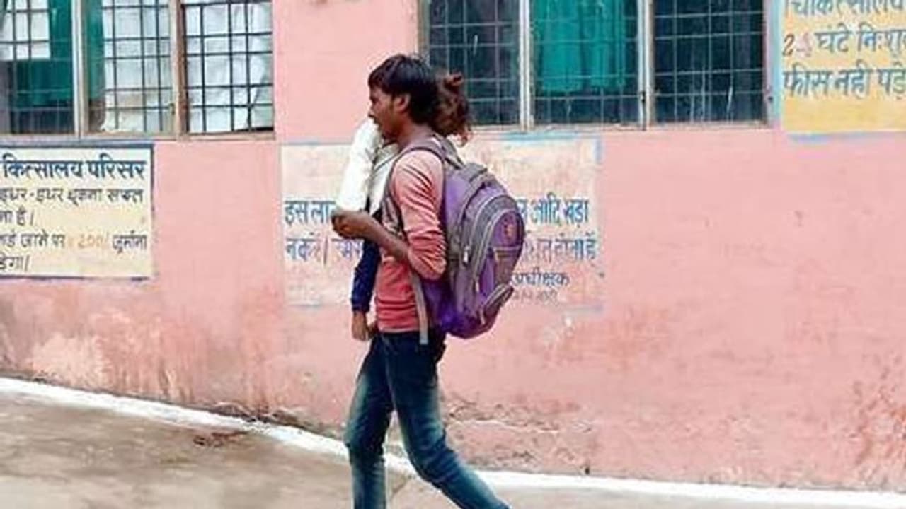 കുഞ്ഞിന്റെ ജഡവും തോളിലേറ്റി അച്ഛനെ ആശുപത്രി അധികൃതര് നടത്തിച്ചത് മണിക്കൂറുകള്... കുഞ്ഞിന്റെ ജഡവും തോളിലേറ്റി അച്ഛനെ ആശുപത്രി അധികൃതര് നടത്തിച്ചത് മണിക്കൂറുകള്...