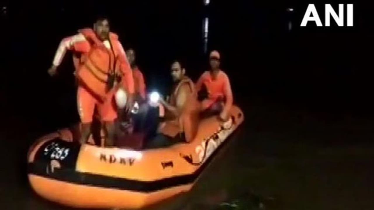 नौका रेस देखकर लौट रहे 80 लोगों की नाव नदी में डूबी नौका रेस देखकर लौट रहे 80 लोगों की नाव नदी में डूबी