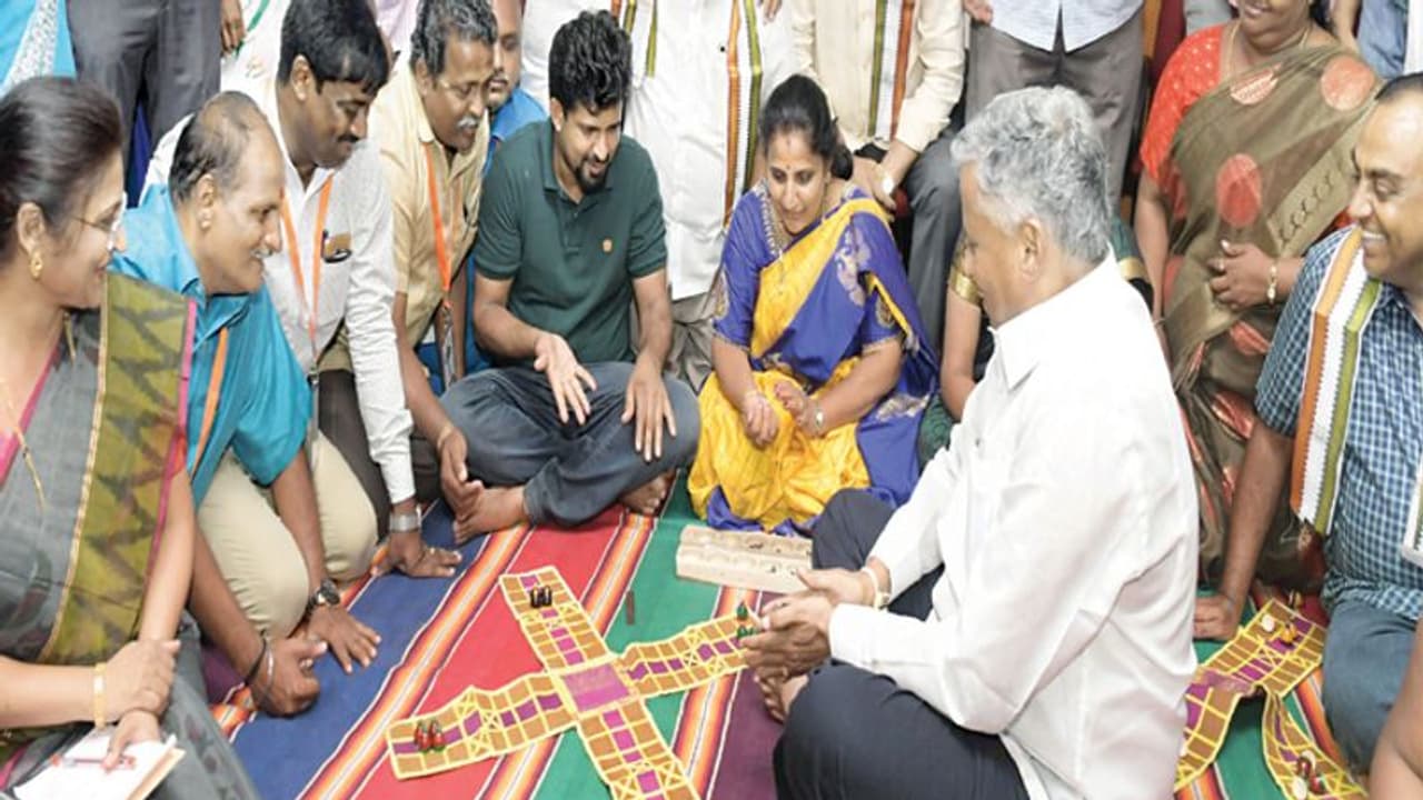 ಪಗಡೆಯಾಡಿದ ಸಚಿವ ಸೋಮಣ್ಣ, ಸಂಸದ ಪ್ರತಾಪಸಿಂಹ ಪಗಡೆಯಾಡಿದ ಸಚಿವ ಸೋಮಣ್ಣ, ಸಂಸದ ಪ್ರತಾಪಸಿಂಹ