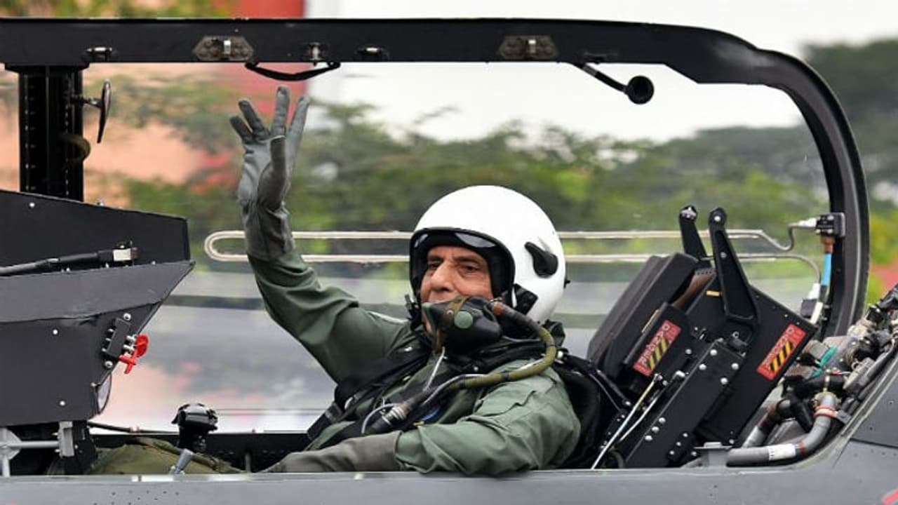 তেজসের পর এবার রাফালে সওয়ার হচ্ছেন রাজনাথ তেজসের পর এবার রাফালে সওয়ার হচ্ছেন রাজনাথ