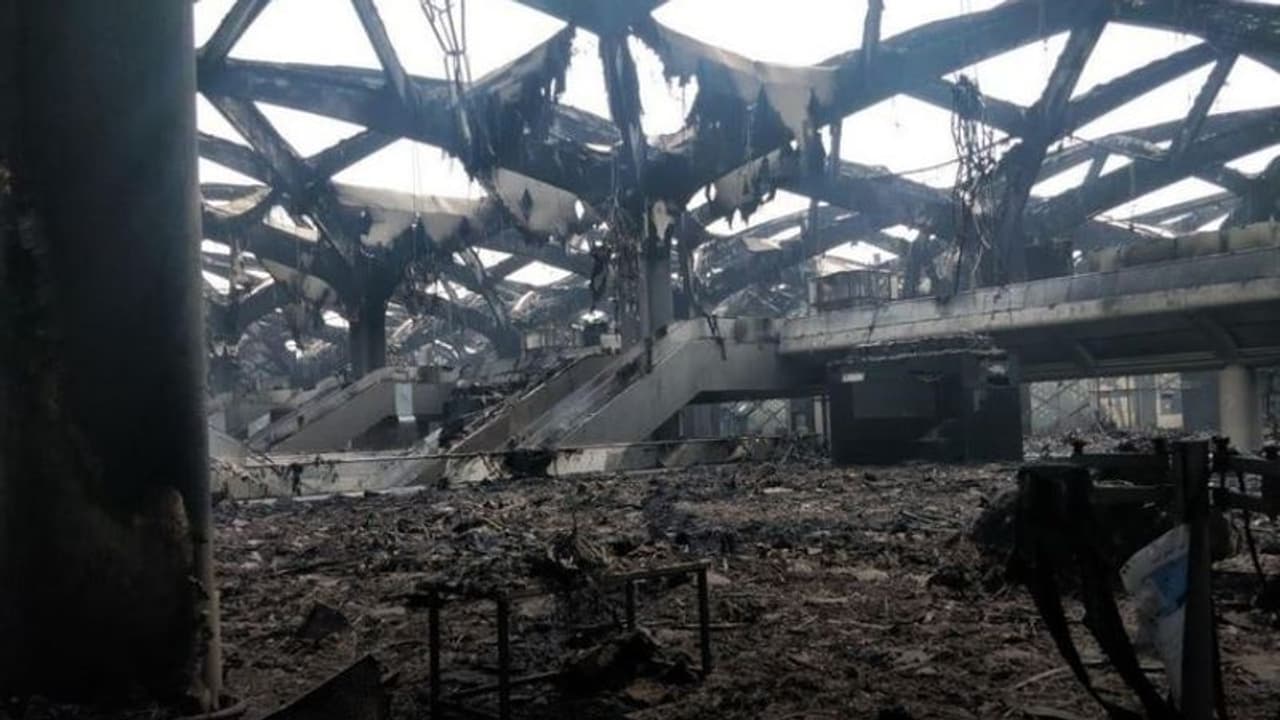 ചാരക്കൂമ്പാരമായി മാറി ജിദ്ദയുടെ തിലകക്കുറി; ഹൃദയഭേദകം ഈ കാഴ്ച ചാരക്കൂമ്പാരമായി മാറി ജിദ്ദയുടെ തിലകക്കുറി; ഹൃദയഭേദകം ഈ കാഴ്ച