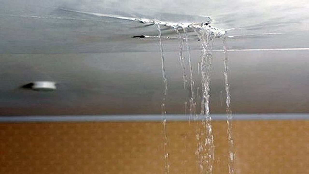 ಸೋರುತ್ತಿದೆ ಗುರುಮಠಕಲ್ ಉಪ ತಹಸೀಲ್ದಾರ್ ಕಚೇರಿ ಮಾಳಿಗೆ! ಸೋರುತ್ತಿದೆ ಗುರುಮಠಕಲ್ ಉಪ ತಹಸೀಲ್ದಾರ್ ಕಚೇರಿ ಮಾಳಿಗೆ!