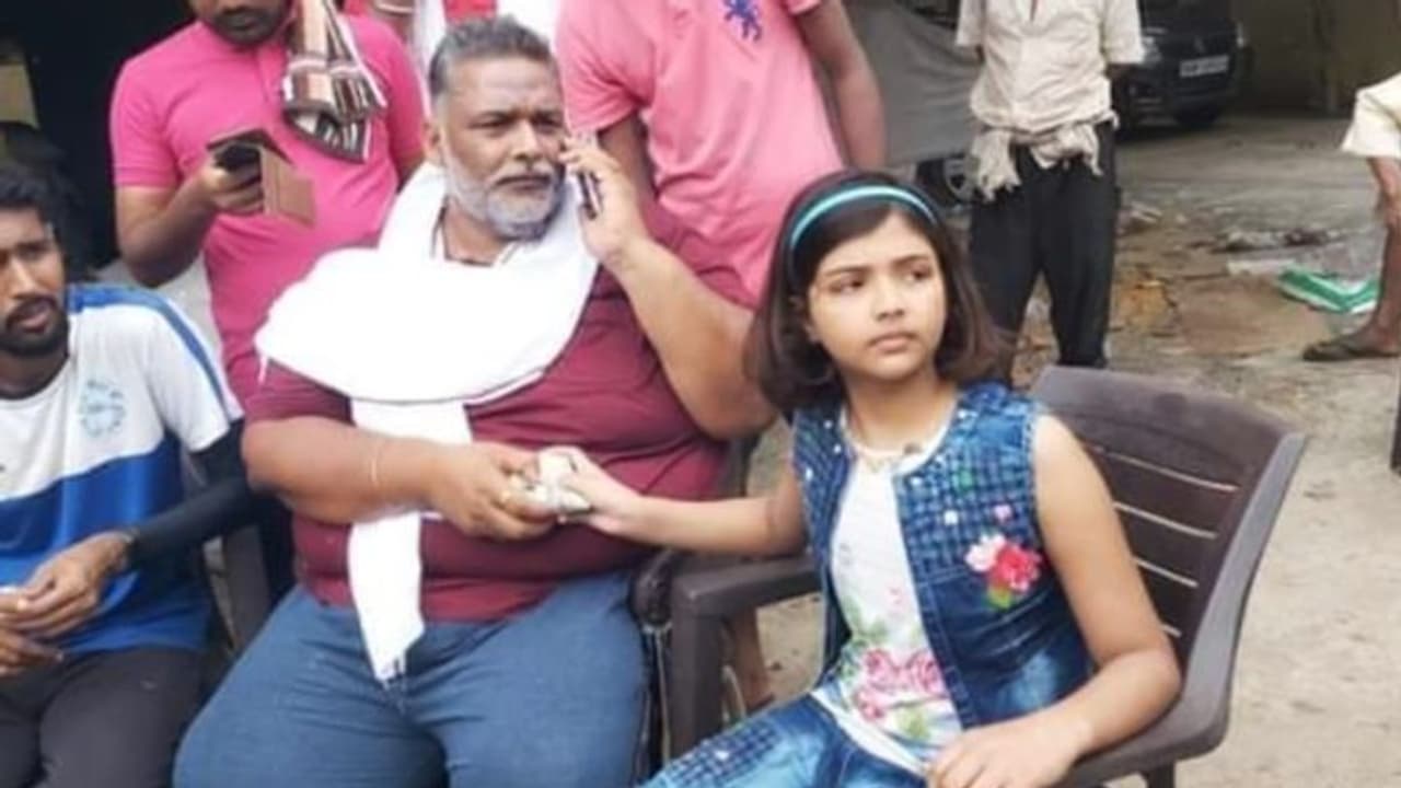 পুজোর দিনে ভেসে যাচ্ছে পাশের রাজ্য, পিগি ব্যাঙ্ক ভেঙে সাহায্যে এগিয়ে এল এই কিশোরী পুজোর দিনে ভেসে যাচ্ছে পাশের রাজ্য, পিগি ব্যাঙ্ক ভেঙে সাহায্যে এগিয়ে এল এই কিশোরী