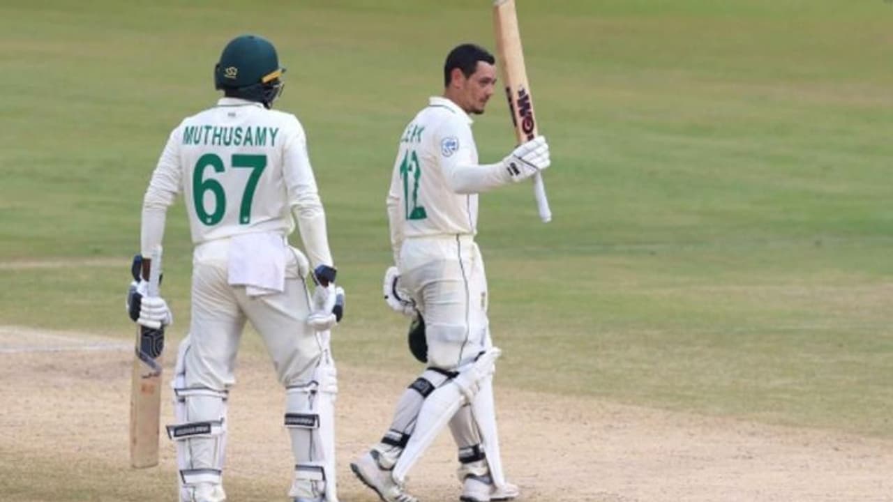 అభిమాని అత్యుత్సాహం.. రాంచీ టెస్టుకి అంతరాయం.. ఫ్యాన్ చెప్పుతో డికాక్.. అభిమాని అత్యుత్సాహం.. రాంచీ టెస్టుకి అంతరాయం.. ఫ్యాన్ చెప్పుతో డికాక్..