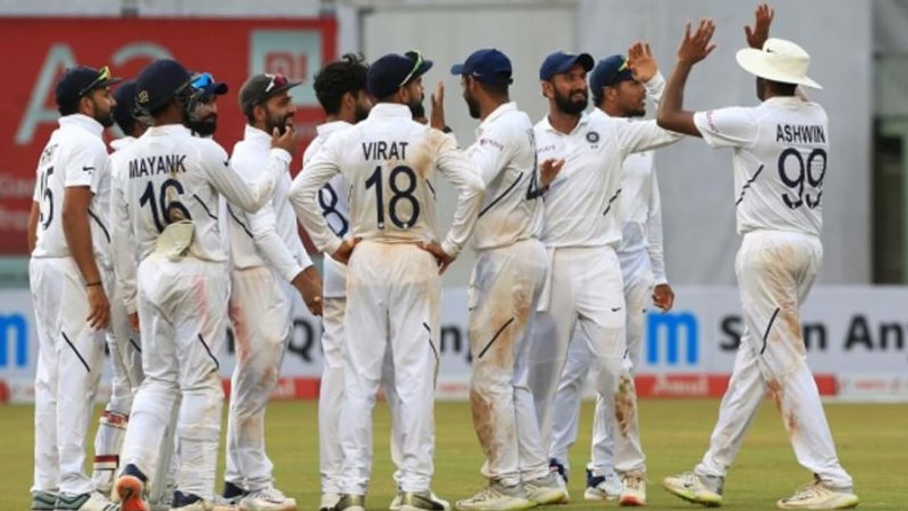 ವೈಜಾಗ್ ಟೆಸ್ಟ್: ಮಿಂಚಿದ ಅಶ್ವಿನ್, ಆಲೌಟ್ ಹೊಸ್ತಿಲಲ್ಲಿ ಆಫ್ರಿಕಾ ವೈಜಾಗ್ ಟೆಸ್ಟ್: ಮಿಂಚಿದ ಅಶ್ವಿನ್, ಆಲೌಟ್ ಹೊಸ್ತಿಲಲ್ಲಿ ಆಫ್ರಿಕಾ