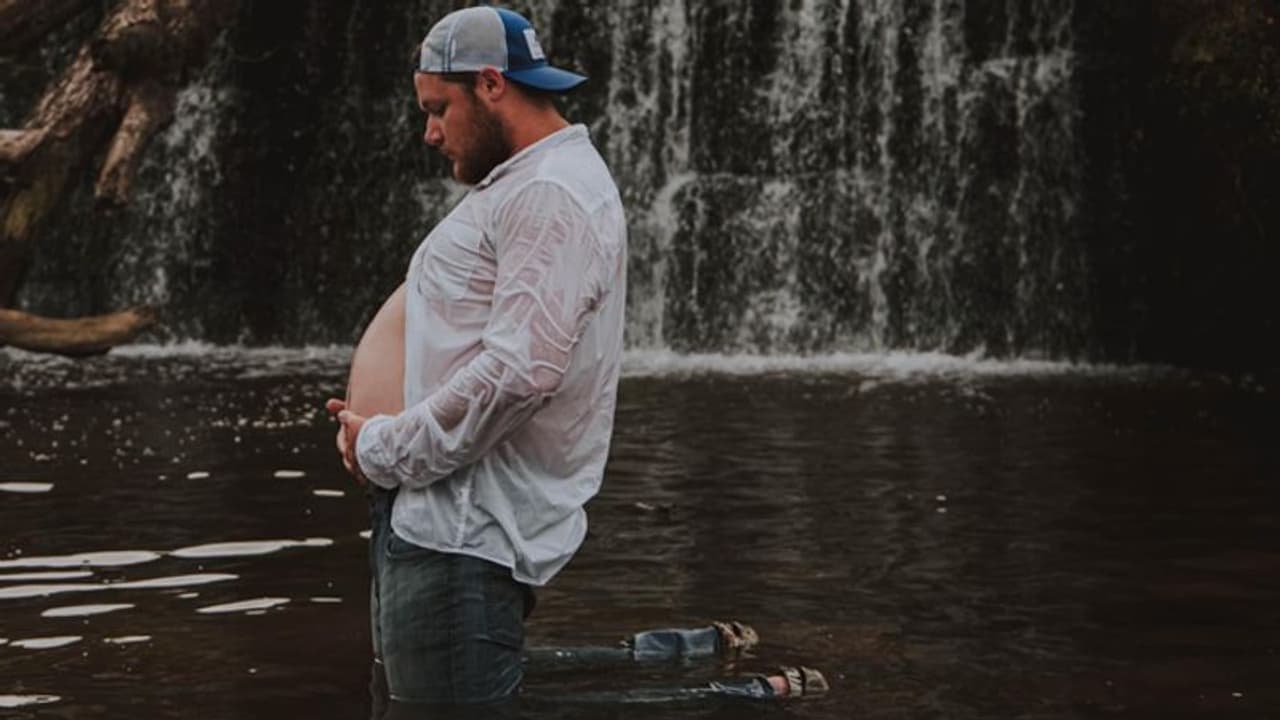 पत्नी की जगह पति हुआ 'प्रेग्नेंट', फोटो के जरिए शेयर की खुशखबरी पत्नी की जगह पति हुआ 'प्रेग्नेंट', फोटो के जरिए शेयर की खुशखबरी