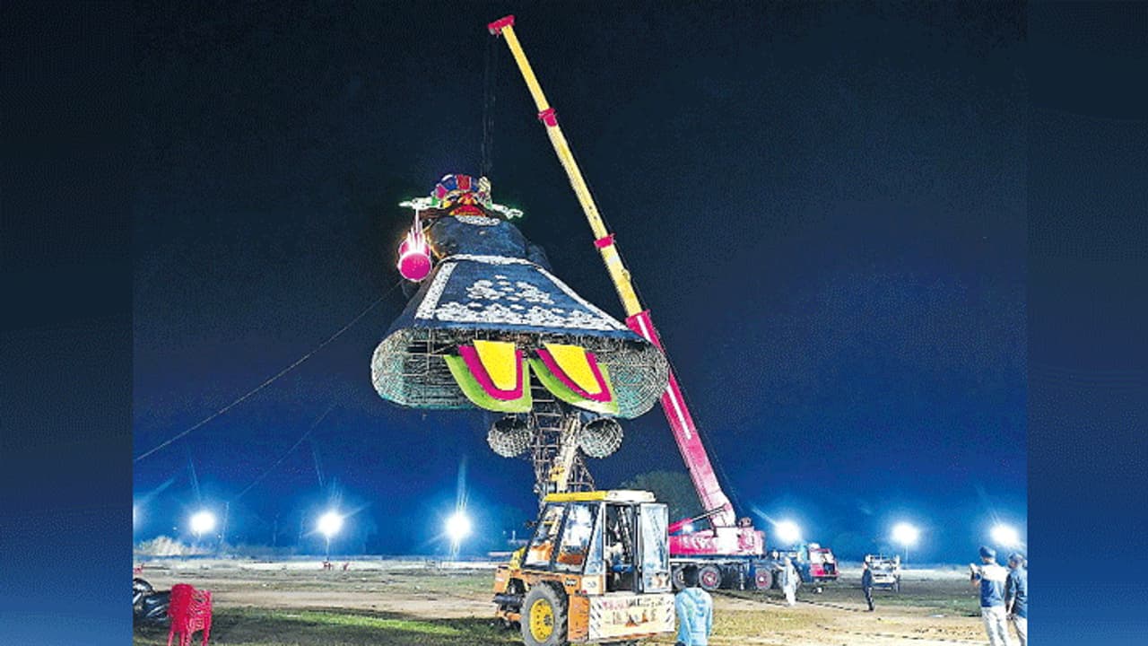 भारते के सबसे लंबे रावण ने पहना 40 फीट का जूता 60 फीट का मुकुट, खड़ा करने में लगे 12 घंटे भारते के सबसे लंबे रावण ने पहना 40 फीट का जूता 60 फीट का मुकुट, खड़ा करने में लगे 12 घंटे