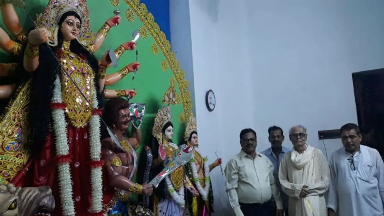 সিরাজের হাত ধরেই ষষ্ঠীর বোধনে উমা এলেন নবপল্লির দুর্গামন্দিরে সিরাজের হাত ধরেই ষষ্ঠীর বোধনে উমা এলেন নবপল্লির দুর্গামন্দিরে