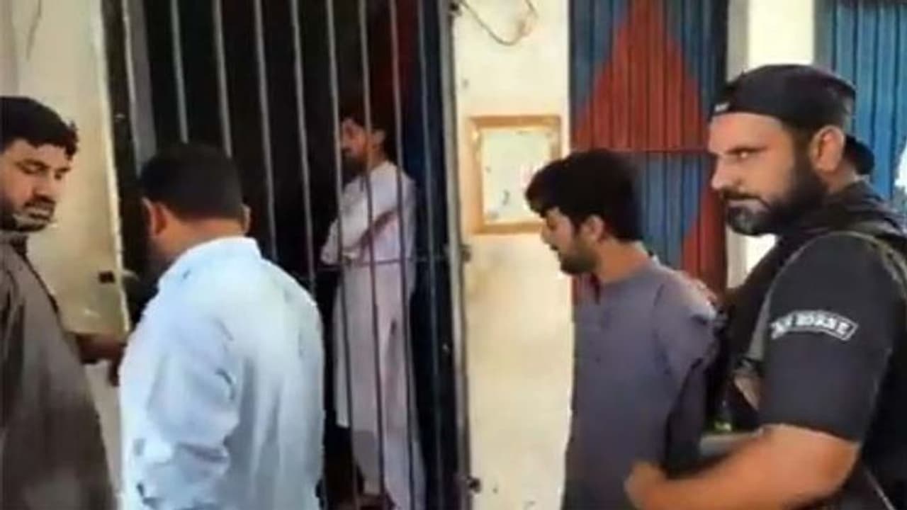 क्या स्टाइलिश दाढ़ी काटना जुर्म? पाकिस्तान में नाइयों के खिलाफ दर्ज हुआ मामला क्या स्टाइलिश दाढ़ी काटना जुर्म? पाकिस्तान में नाइयों के खिलाफ दर्ज हुआ मामला