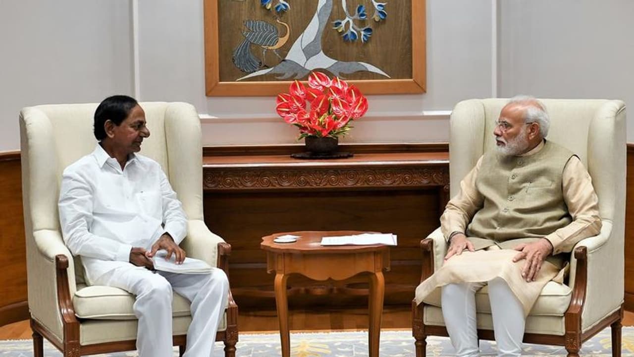 మోడీతో సీఎం కేసీఆర్ భేటీ: రాష్ట్ర సమస్యలపై చర్చ మోడీతో సీఎం కేసీఆర్ భేటీ: రాష్ట్ర సమస్యలపై చర్చ