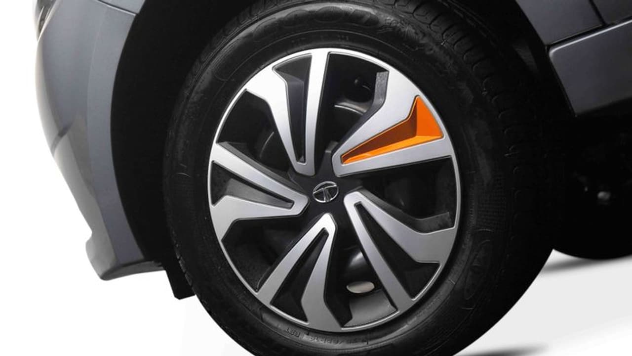 വാങ്ങാന്‍ ക്യൂ, കുഞ്ഞന്‍റെ വില കൂട്ടി; വാങ്ങാനാളില്ല, വമ്പന്റെ വില കുറച്ച് ടാറ്റ!