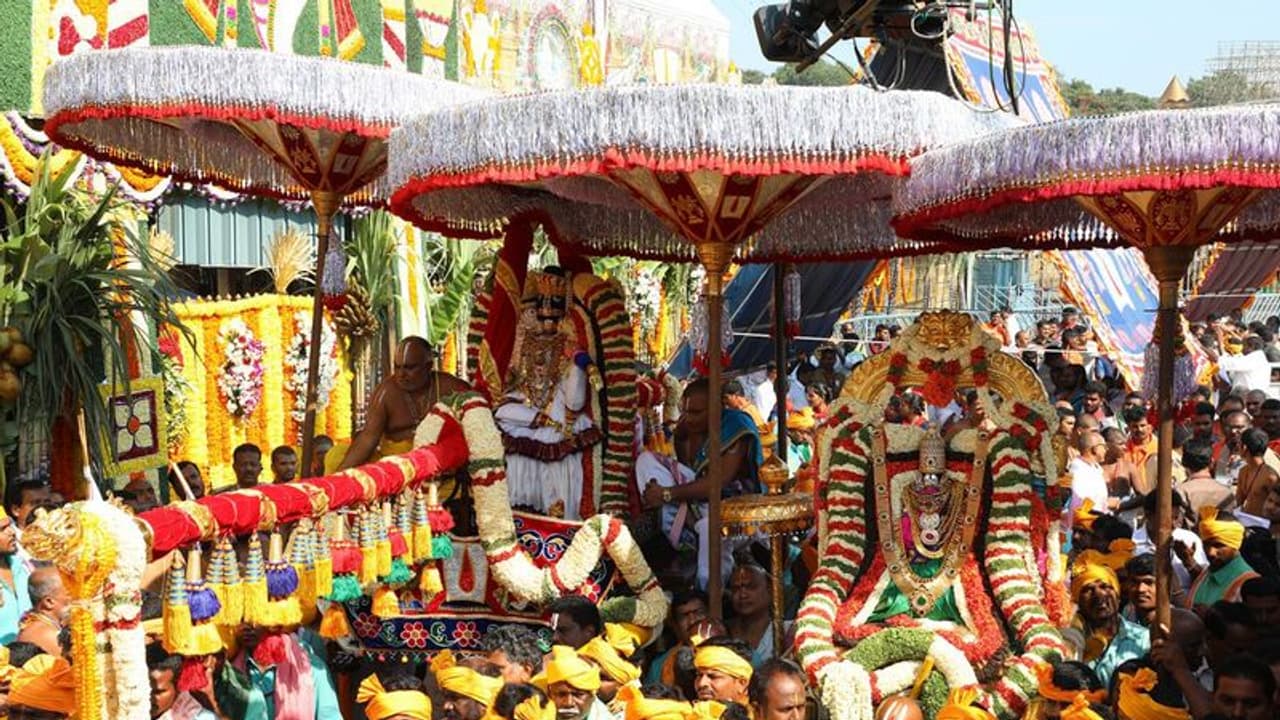 తిరుమల బ్రహ్మోత్సవాలు... స్వ‌ర్ణ‌ర‌థంపై శ్రీవారి ఊరేగింపు