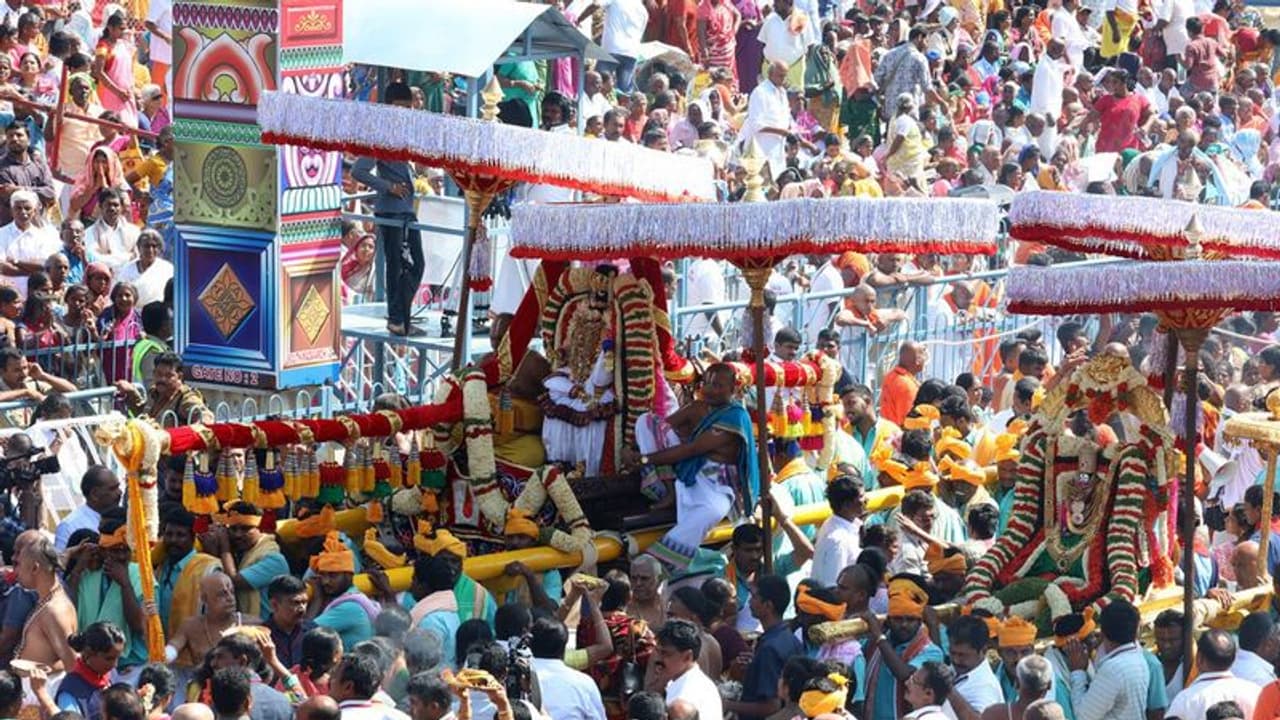 తిరుమల సమాచారం: భారీ వర్షంతో ఇబ్బందుల్లో భక్తులు తిరుమల సమాచారం: భారీ వర్షంతో ఇబ్బందుల్లో భక్తులు