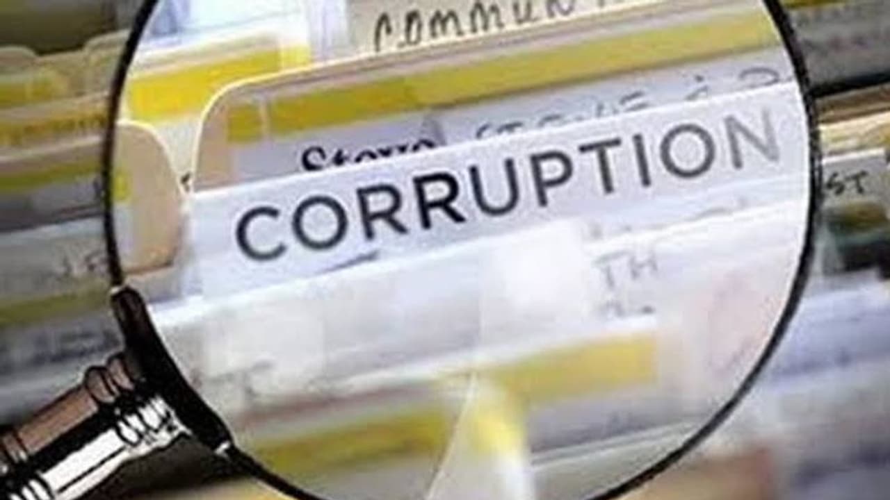 Vigilance Raid : കോർപ്പറേഷൻ ഓഫീസുകളിൽ വിജിലൻസിന്റെ മിന്നൽ പരിശോധന; കണ്ടെത്തിയത് വ്യാപക ക്രമക്കേടുകള് Vigilance Raid : കോർപ്പറേഷൻ ഓഫീസുകളിൽ വിജിലൻസിന്റെ മിന്നൽ പരിശോധന; കണ്ടെത്തിയത് വ്യാപക ക്രമക്കേടുകള്