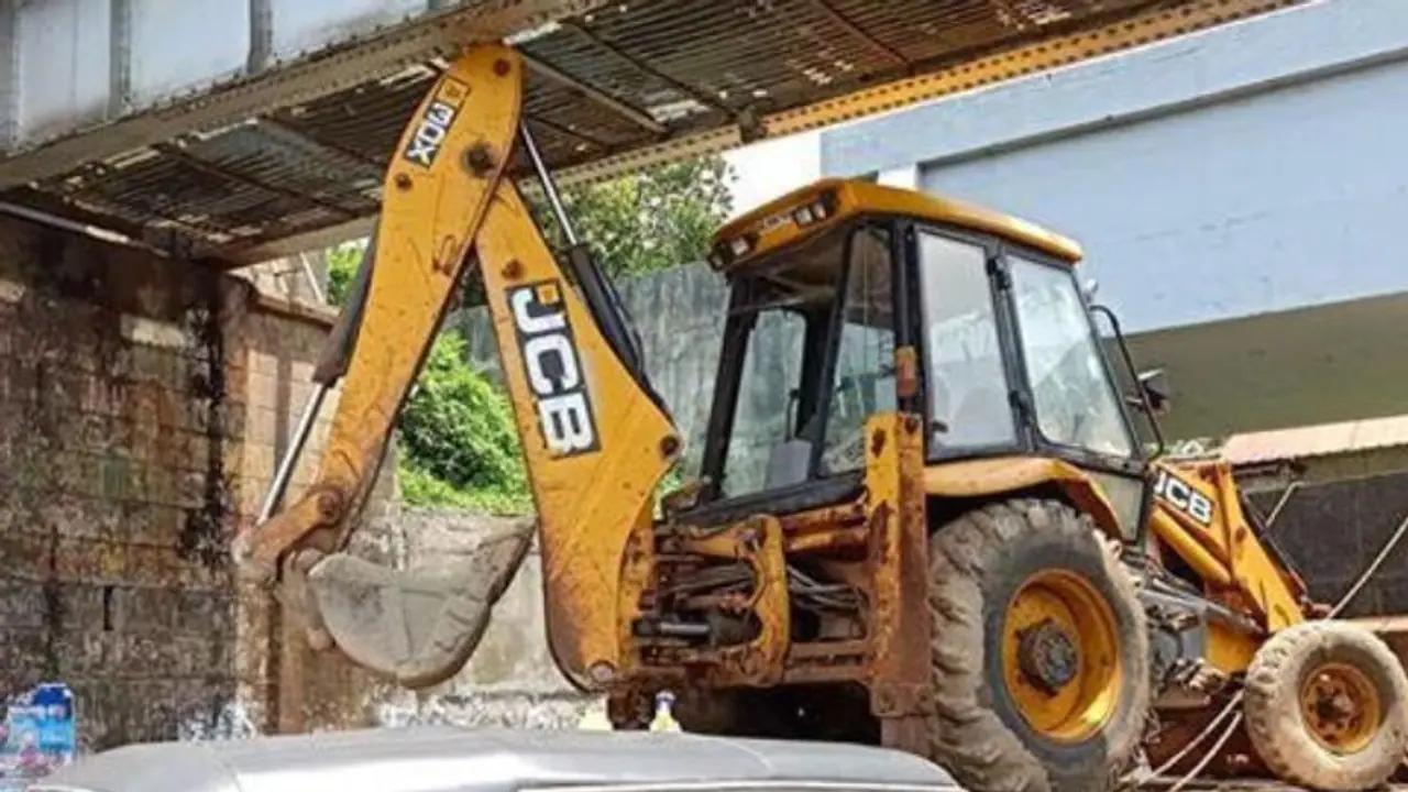 5 പേരിലധികം പേര് ചേര്ന്ന് ഉയര്ത്താവുന്ന ലക്ഷങ്ങള് മണ്ണുമാന്തിയുടെ കൈ 'പുഷ്പം' പോലെ മോഷ്ടിച്ച് അജ്ഞാതര് 5 പേരിലധികം പേര് ചേര്ന്ന് ഉയര്ത്താവുന്ന ലക്ഷങ്ങള് മണ്ണുമാന്തിയുടെ കൈ 'പുഷ്പം' പോലെ മോഷ്ടിച്ച് അജ്ഞാതര്