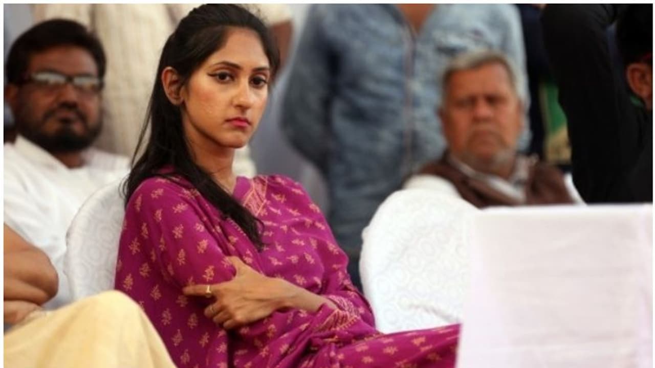 പാര്ട്ടി നിര്ദേശം ലംഘിച്ചു; യുവ വനിതാ എംഎല്എയ്ക്ക് നോട്ടീസ് നല്കി കോണ്ഗ്രസ് പാര്ട്ടി നിര്ദേശം ലംഘിച്ചു; യുവ വനിതാ എംഎല്എയ്ക്ക് നോട്ടീസ് നല്കി കോണ്ഗ്രസ്