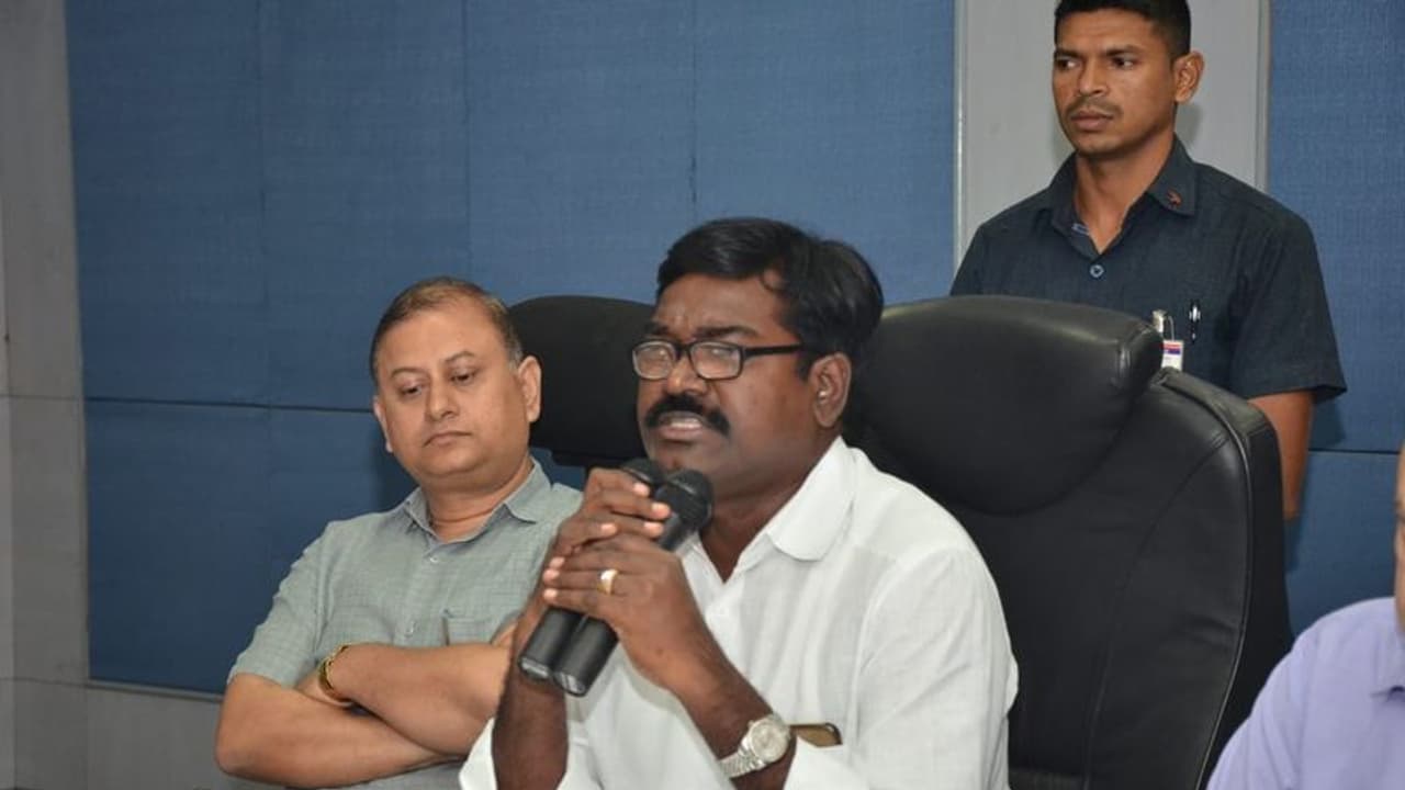 కృష్ణా జలాలు దోపిడి, వైఎస్ లాగే జగన్, భయపడేది లేదు: పువ్వాడ అజయ్ ఘాటు వ్యాఖ్యలు కృష్ణా జలాలు దోపిడి, వైఎస్ లాగే జగన్, భయపడేది లేదు: పువ్వాడ అజయ్ ఘాటు వ్యాఖ్యలు