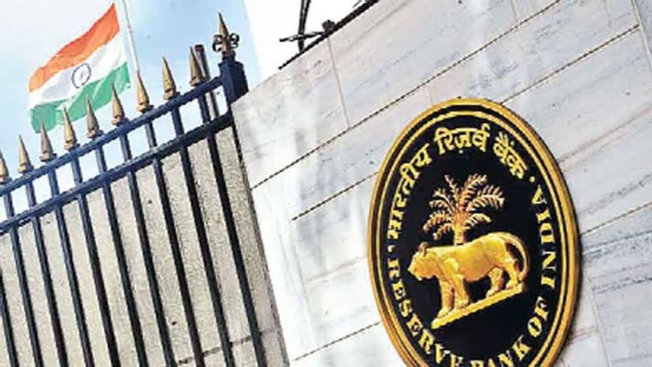 வீடு, வாகனக் கடன் வாங்கியவர்கள் அதிர்ஷ்டக்காரர்கள்: ரிசர்வ் வங்கி 5 வதுமுறையாக கடனுக்கான வட்டியை குறைத்தது வீடு, வாகனக் கடன் வாங்கியவர்கள் அதிர்ஷ்டக்காரர்கள்: ரிசர்வ் வங்கி 5 வதுமுறையாக கடனுக்கான வட்டியை குறைத்தது