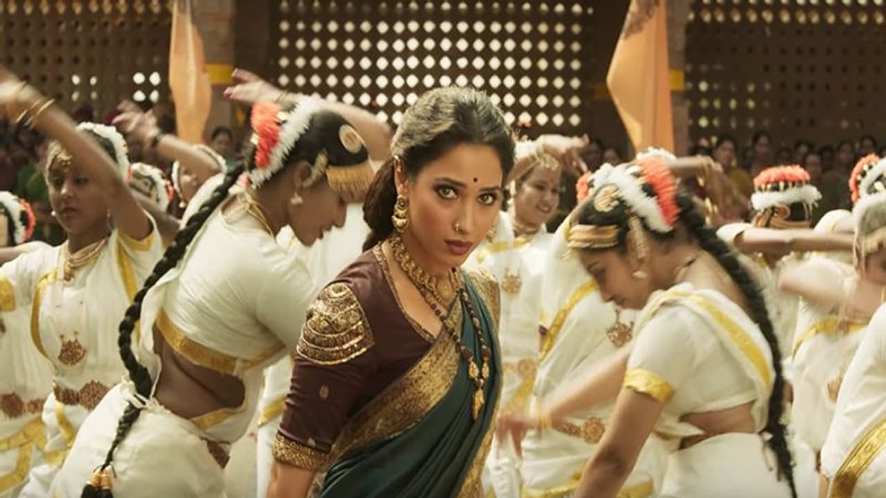 సైరాలో 'లక్ష్మీ' పాత్ర మిస్.. తమన్నాని చూసి ఏడుస్తున్న హీరోయిన్లు సైరాలో 'లక్ష్మీ' పాత్ర మిస్.. తమన్నాని చూసి ఏడుస్తున్న హీరోయిన్లు