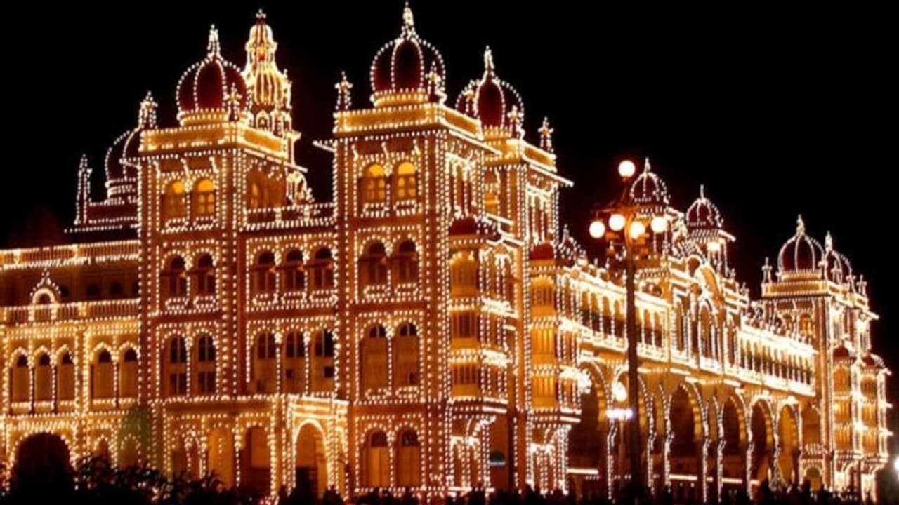 ಸಾಂಪ್ರದಾಯಿಕ ವರ್ಸಸ್ ಪ್ರವಾಸೋದ್ಯಮ ದಸರಾ ಸಾಂಪ್ರದಾಯಿಕ ವರ್ಸಸ್ ಪ್ರವಾಸೋದ್ಯಮ ದಸರಾ