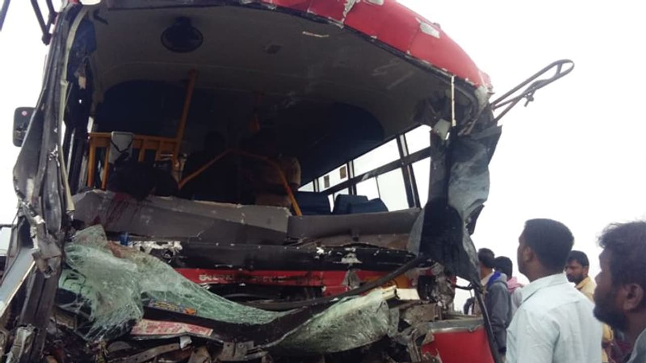 ಚಿತ್ರದುರ್ಗ : KSRTC ಬಸ್, ಲಾರಿ ನಡುವೆ ಭೀಕರ ಅಪಘಾತ ಮೂರು ಸಾವು