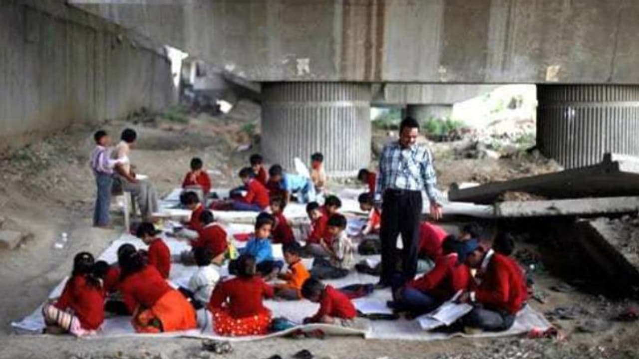 ಗಂಗಾವತಿ: ಪ್ರವಾಹ ಬಂದರೆ ಇಲ್ಲಿನ ಮಕ್ಕಳಿಗೆ ಬಯಲಲ್ಲೇ ಪಾಠ ಗಂಗಾವತಿ: ಪ್ರವಾಹ ಬಂದರೆ ಇಲ್ಲಿನ ಮಕ್ಕಳಿಗೆ ಬಯಲಲ್ಲೇ ಪಾಠ