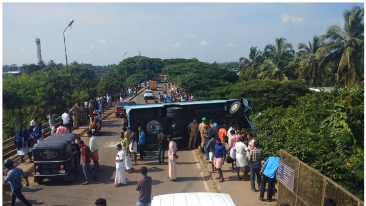 കുറ്റിപ്പുറത്ത് ബസ് റെയിൽപ്പാലത്തിന് മുകളിൽ തല കീഴായി മറിഞ്ഞു, ഒഴിവായത് വൻ ദുരന്തം കുറ്റിപ്പുറത്ത് ബസ് റെയിൽപ്പാലത്തിന് മുകളിൽ തല കീഴായി മറിഞ്ഞു, ഒഴിവായത് വൻ ദുരന്തം