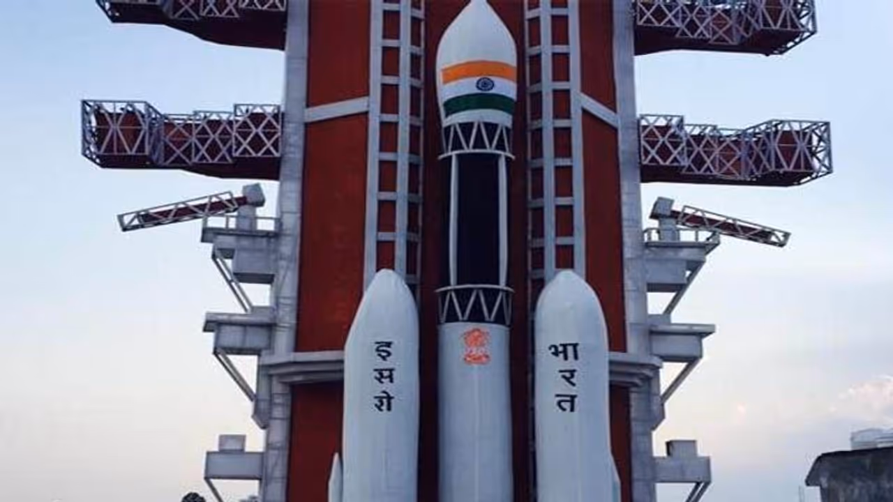 काशी की आस्था में विज्ञान का संगम, इसरो और चंद्रयान जैसे बने दुर्गा पूजा पंडाल काशी की आस्था में विज्ञान का संगम, इसरो और चंद्रयान जैसे बने दुर्गा पूजा पंडाल