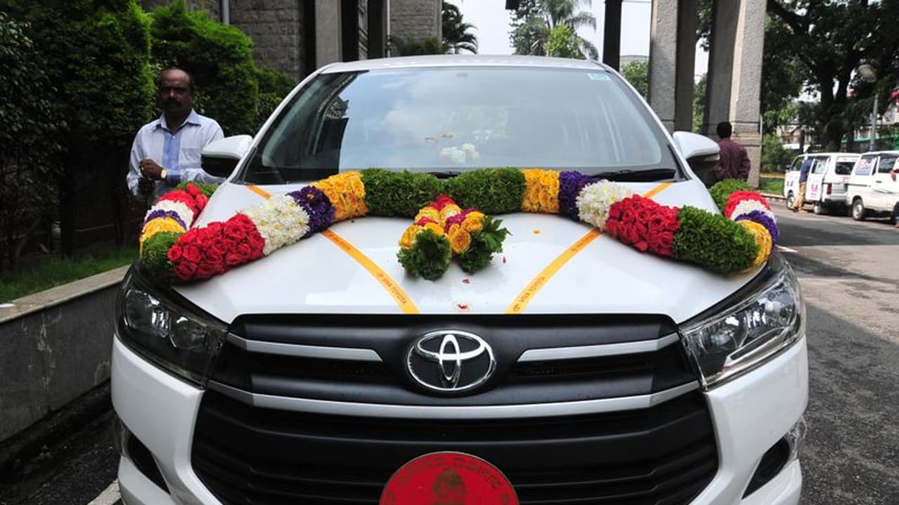 ಉಪ ಮೇಯರ್, ಆಯುಕ್ತರಿಗೆ ಹೊಸ ಕಾರು: ತೀವ್ರ ಅಸಮಾಧಾನ ಉಪ ಮೇಯರ್, ಆಯುಕ್ತರಿಗೆ ಹೊಸ ಕಾರು: ತೀವ್ರ ಅಸಮಾಧಾನ