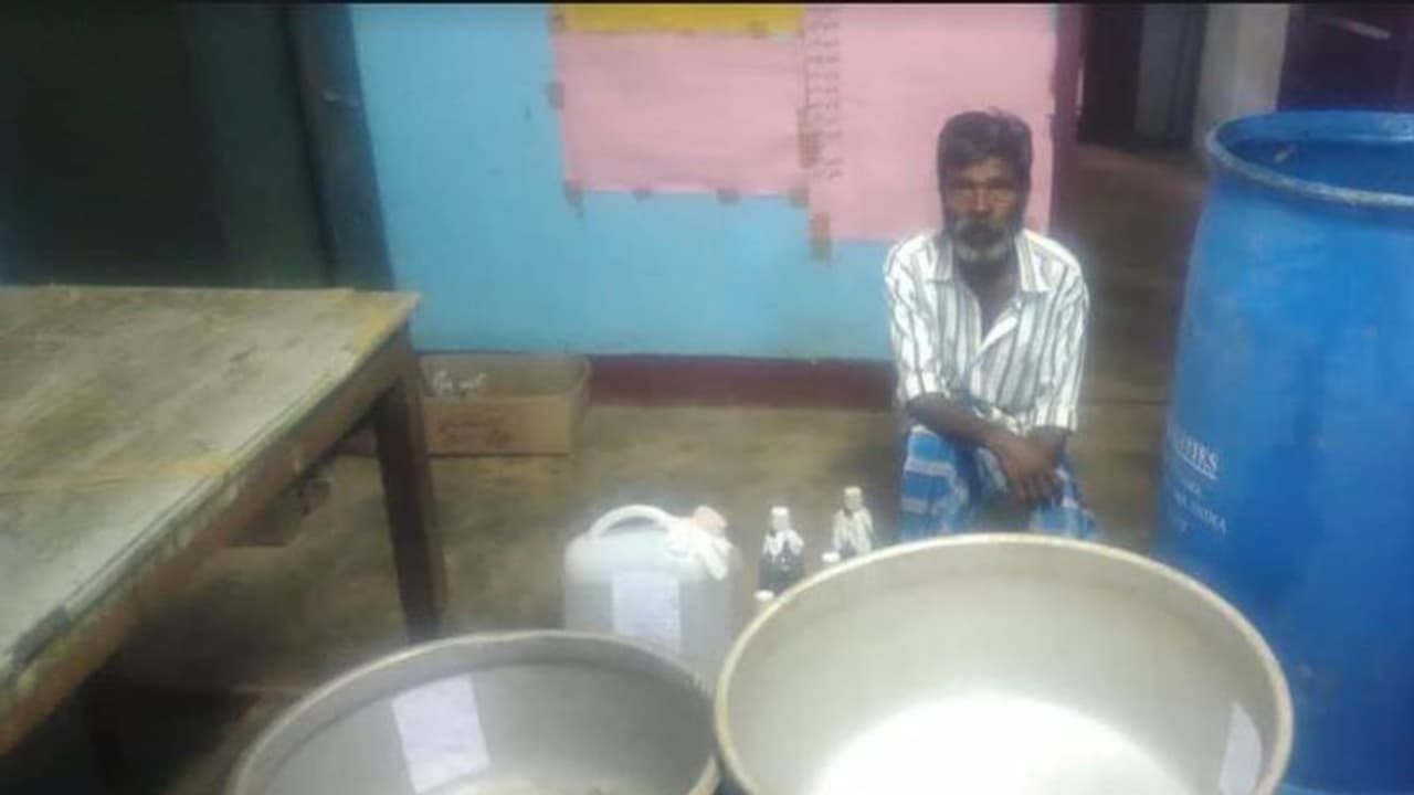 'ഡ്രൈ ഡേ'കളില് വന്വിലയ്ക്ക് റിസോര്ട്ടുകളിലെ സഞ്ചാരികള്ക്ക് ചാരായം വില്പന; അതിസാഹസികമായി ഒരാളെ പിടികൂടി 'ഡ്രൈ ഡേ'കളില് വന്വിലയ്ക്ക് റിസോര്ട്ടുകളിലെ സഞ്ചാരികള്ക്ക് ചാരായം വില്പന; അതിസാഹസികമായി ഒരാളെ പിടികൂടി