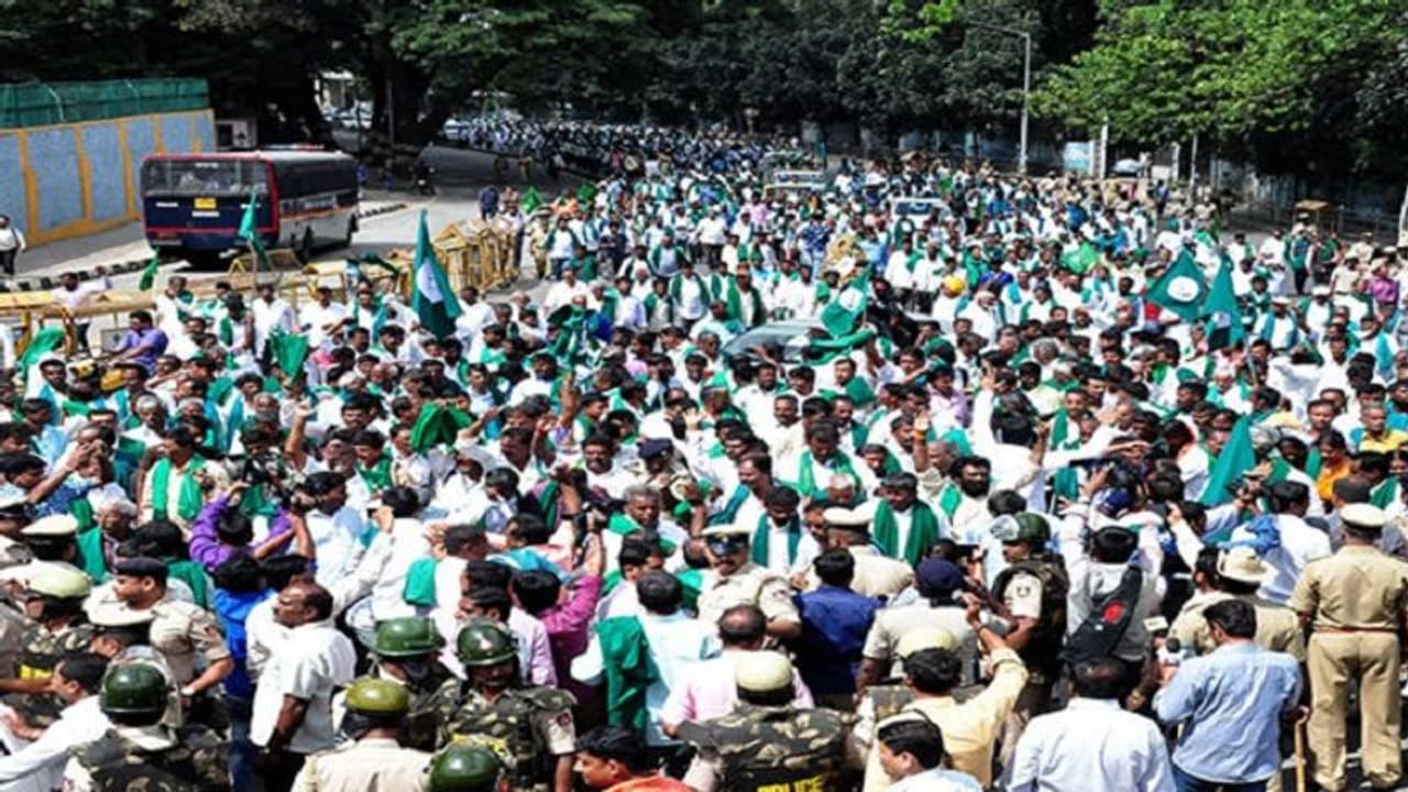ಕೊಟ್ಟೂರು ಎಪಿಎಂಸಿಗೆ ಮುತ್ತಿಗೆ ಹಾಕಿದ ರೈತರು ಕೊಟ್ಟೂರು ಎಪಿಎಂಸಿಗೆ ಮುತ್ತಿಗೆ ಹಾಕಿದ ರೈತರು