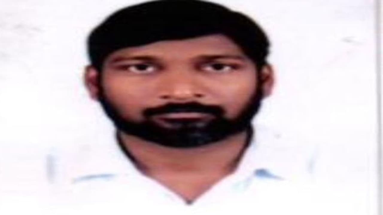 హుజూర్ నగర్: కారును పోలిన రోడ్ రోలర్ గుర్తు, ఎవరీ వంగపల్లి కిరణ్? హుజూర్ నగర్: కారును పోలిన రోడ్ రోలర్ గుర్తు, ఎవరీ వంగపల్లి కిరణ్?