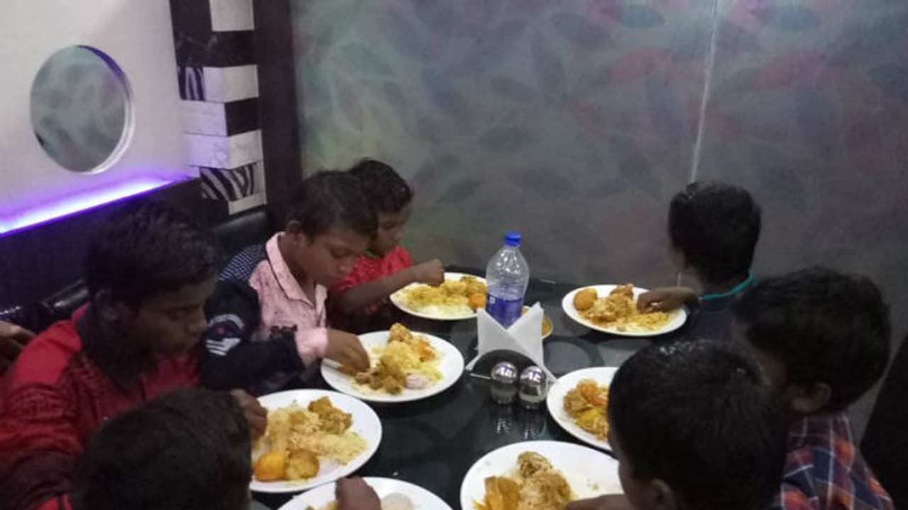 প্রথম ঠাকুর দেখার সঙ্গে প্রথমবার বিরিয়ানি, অনাথ সুদীপ্তদের স্বপ্নপূরণ বীরভূমে প্রথম ঠাকুর দেখার সঙ্গে প্রথমবার বিরিয়ানি, অনাথ সুদীপ্তদের স্বপ্নপূরণ বীরভূমে