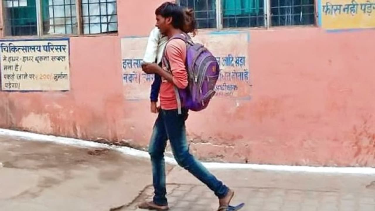 बेटे की लाश को कंधे पर लेकर मृत्युप्रमाण पत्र बनवाने घंटों घूमता रहा एक बेबस पिता बेटे की लाश को कंधे पर लेकर मृत्युप्रमाण पत्र बनवाने घंटों घूमता रहा एक बेबस पिता