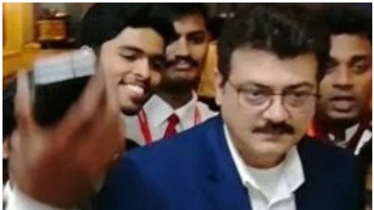 പുതിയ സിനിമയില് 'തല'യ്ക്ക് സ്റ്റൈലൻ ലുക്ക്, ഫോട്ടോ ആഘോഷമാക്കി ആരാധകര് പുതിയ സിനിമയില് 'തല'യ്ക്ക് സ്റ്റൈലൻ ലുക്ക്, ഫോട്ടോ ആഘോഷമാക്കി ആരാധകര്