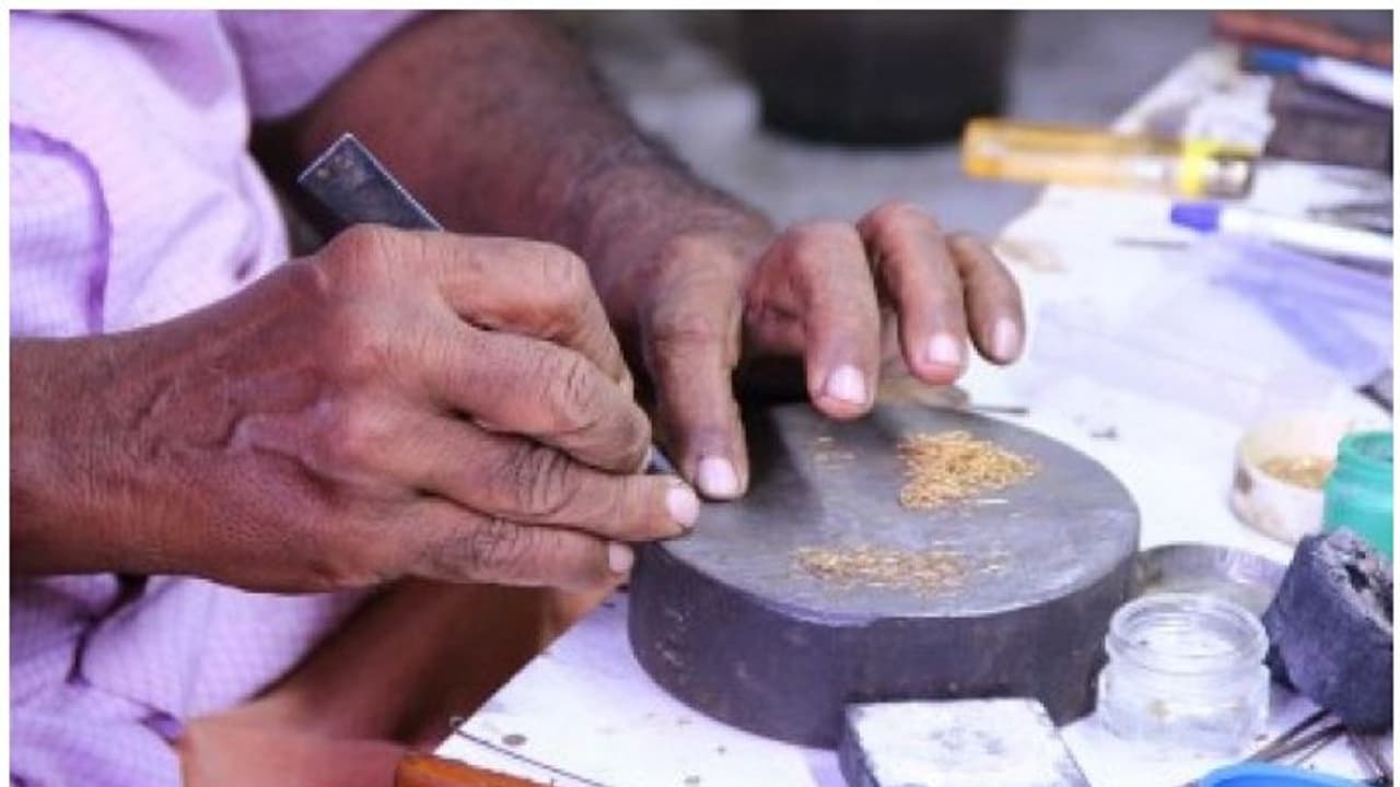 കൂടത്തായി കൊലപാതകം: സ്വര്ണപ്പണിക്കാര്ക്ക് എന്തിനാണ് സയനൈഡ്? കൂടത്തായി കൊലപാതകം: സ്വര്ണപ്പണിക്കാര്ക്ക് എന്തിനാണ് സയനൈഡ്?