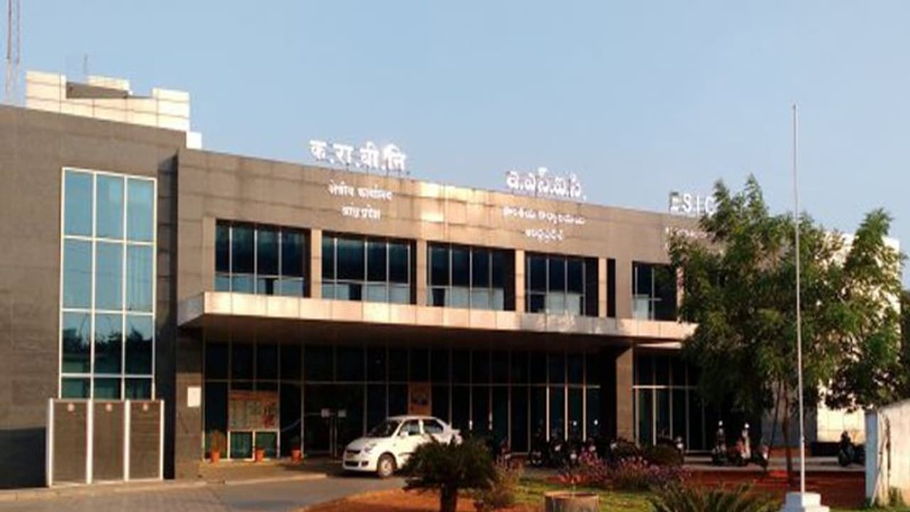 ఏపీలోనూ ఈఎస్ఐ స్కామ్ కలకలం: రూ.300 కోట్లు అవినీతి బట్టబయలు ఏపీలోనూ ఈఎస్ఐ స్కామ్ కలకలం: రూ.300 కోట్లు అవినీతి బట్టబయలు