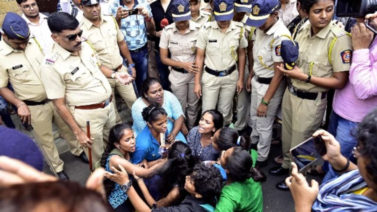 আরে কলোনি বিক্ষোভ, রাতের অন্ধকারে কাটা পড়ল ৮০০ টি গাছ, গ্রেফতার ২০, লাগু ১৪৪ ধারা আরে কলোনি বিক্ষোভ, রাতের অন্ধকারে কাটা পড়ল ৮০০ টি গাছ, গ্রেফতার ২০, লাগু ১৪৪ ধারা