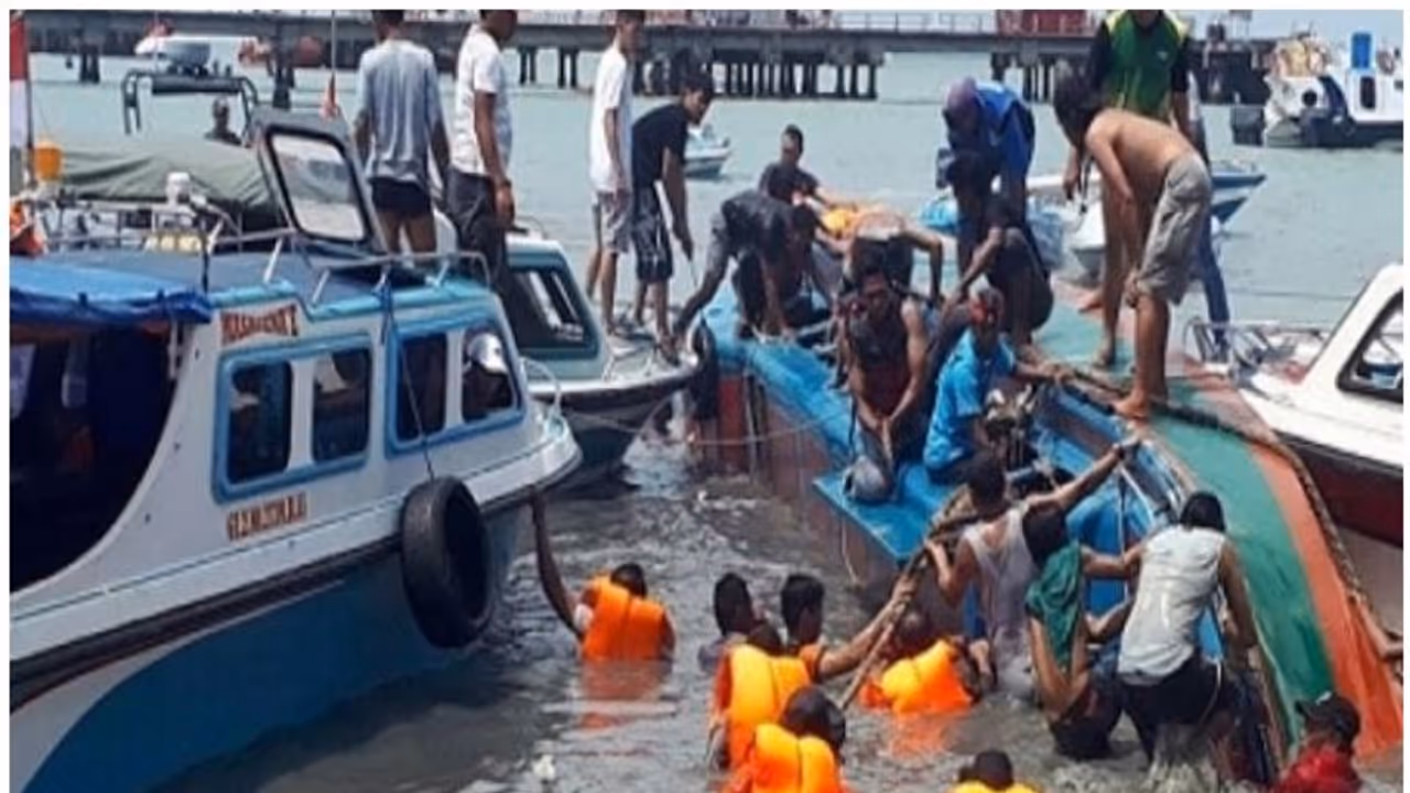 महानंदा नदी में समाई 80 लोगों से भरी नाव, यह बना अनहोनी का कारण... महानंदा नदी में समाई 80 लोगों से भरी नाव, यह बना अनहोनी का कारण...