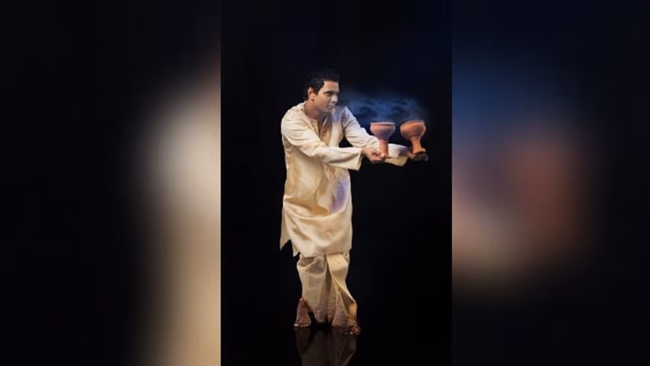 অষ্টমীর অঞ্জলিতে মেয়েদের শাড়ি, তবে কেন পিছিয়ে থাকবে ছেলেরা, জেনে নিন ধুতির খুটিনাটি অষ্টমীর অঞ্জলিতে মেয়েদের শাড়ি, তবে কেন পিছিয়ে থাকবে ছেলেরা, জেনে নিন ধুতির খুটিনাটি