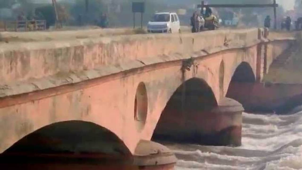 सफाई के लिए बंद की गयी गंगा नहर, यूपी के 15 जिलों में जल आपूर्ति प्रभावित सफाई के लिए बंद की गयी गंगा नहर, यूपी के 15 जिलों में जल आपूर्ति प्रभावित