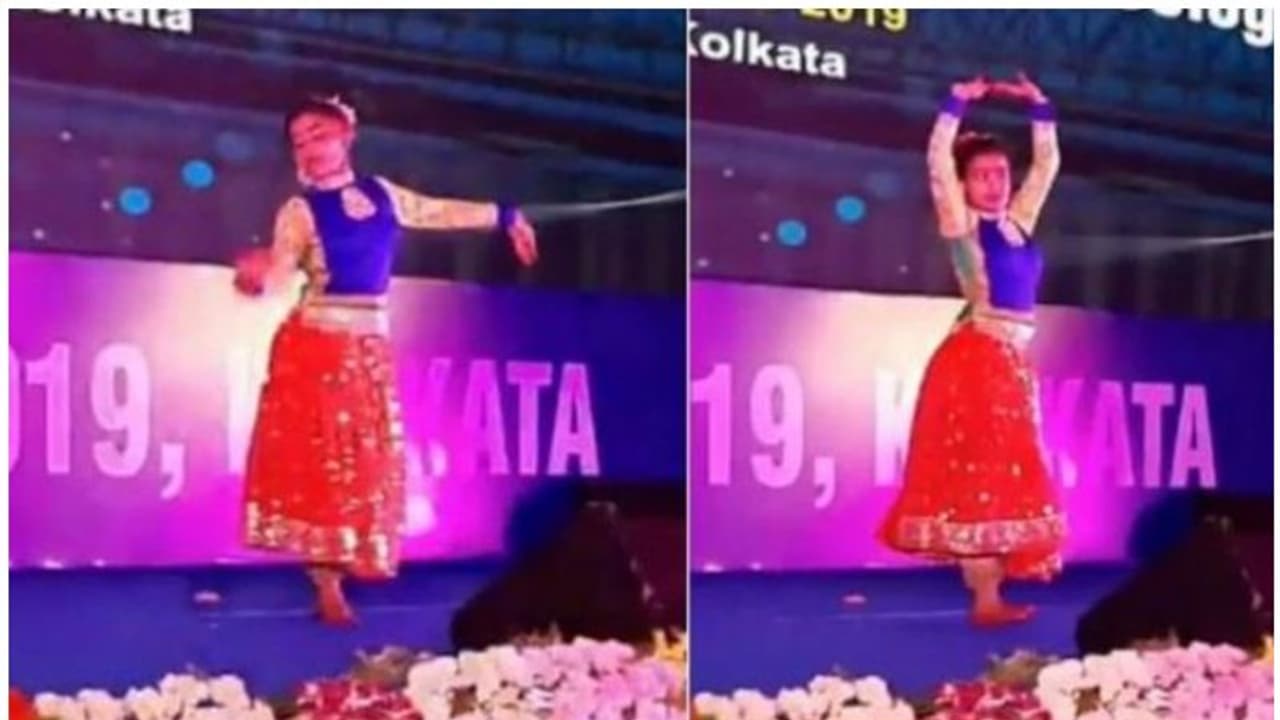 വിദ്യാ ബാലന്റെ ഹിറ്റ് നൃത്ത രംഗം ഒറ്റക്കാലില് നിന്ന് ആവിഷ്ക്കരിച്ച് പതിനൊന്നുകാരി, വീഡിയോ തരംഗമാകുന്നു വിദ്യാ ബാലന്റെ ഹിറ്റ് നൃത്ത രംഗം ഒറ്റക്കാലില് നിന്ന് ആവിഷ്ക്കരിച്ച് പതിനൊന്നുകാരി, വീഡിയോ തരംഗമാകുന്നു