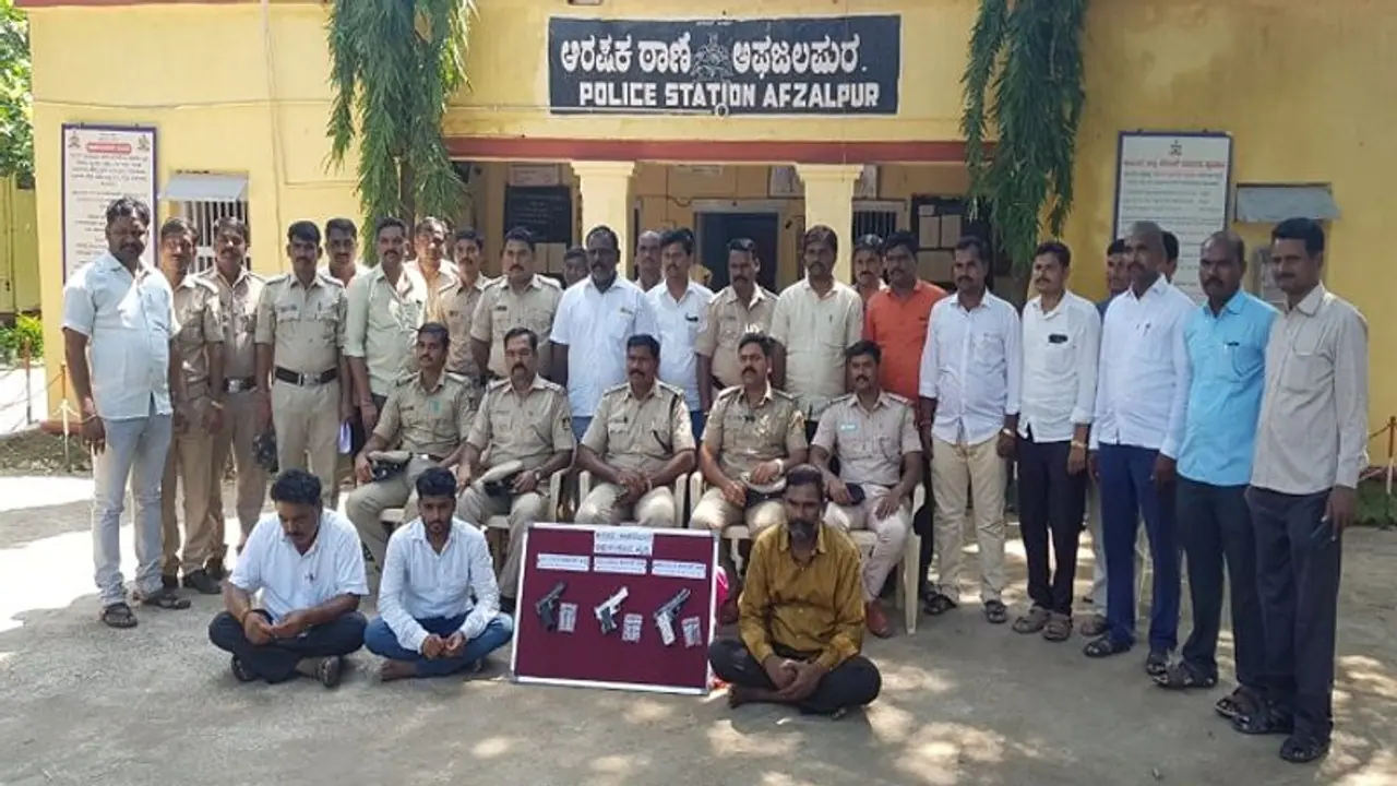 ಭೀಮಾತೀರದಲ್ಲಿ ಮಿಂಚಿನ ಕಾರ್ಯಚರಣೆ: ನಾಡ ಪಿಸ್ತೂಲು, ಜೀವಂತ ಗುಂಡುಗಳು ಜಪ್ತಿ ಭೀಮಾತೀರದಲ್ಲಿ ಮಿಂಚಿನ ಕಾರ್ಯಚರಣೆ: ನಾಡ ಪಿಸ್ತೂಲು, ಜೀವಂತ ಗುಂಡುಗಳು ಜಪ್ತಿ