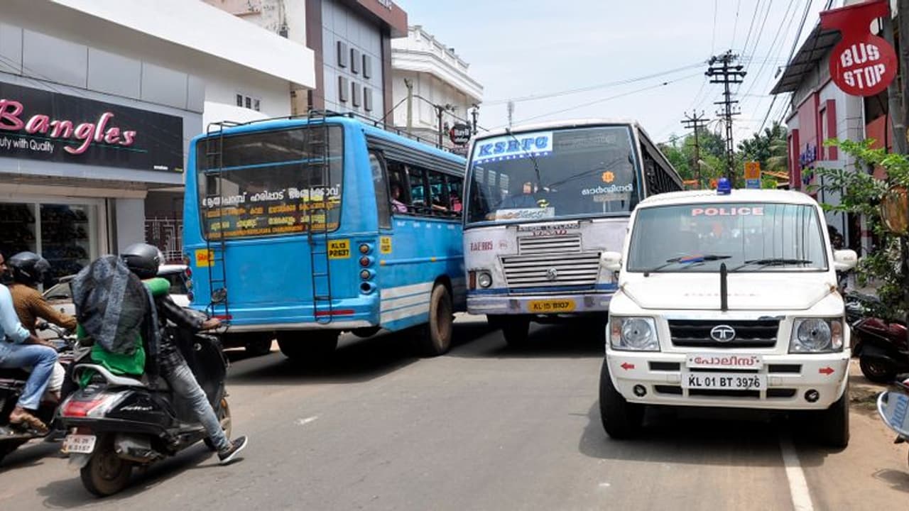 തോന്നുംപോലെ പാര്ക്ക് ചെയ്ത് പൊലീസ് വാഹനം; ഗതാഗതം തടസപ്പെട്ടു തോന്നുംപോലെ പാര്ക്ക് ചെയ്ത് പൊലീസ് വാഹനം; ഗതാഗതം തടസപ്പെട്ടു