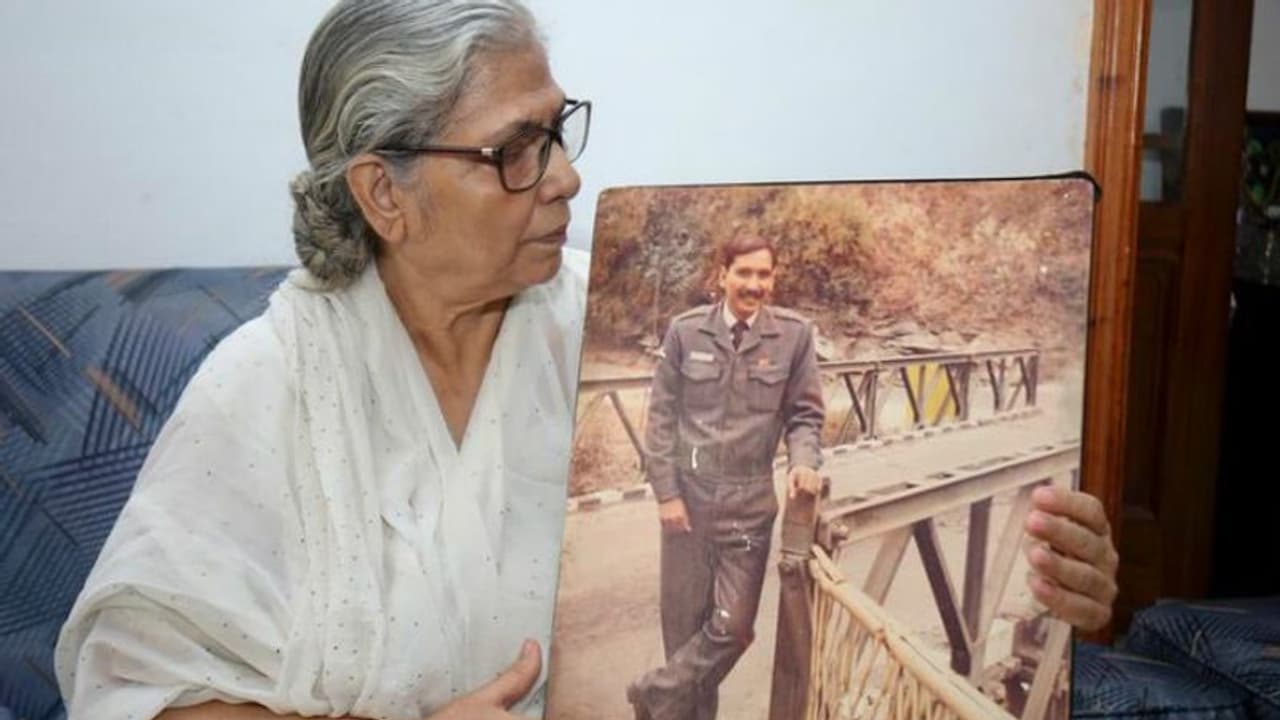 इस जवान पर आतंकियों ने दागी थी एके 47 से 27 गोलियां, अब दुनिया जानेगी उस वीर की कहानी इस जवान पर आतंकियों ने दागी थी एके 47 से 27 गोलियां, अब दुनिया जानेगी उस वीर की कहानी