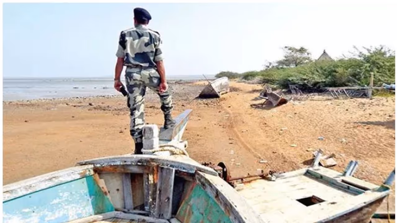 कच्छ के पास दो मछली पकड़ने वाली पाकिस्तानी नौकाएं जब्त कच्छ के पास दो मछली पकड़ने वाली पाकिस्तानी नौकाएं जब्त
