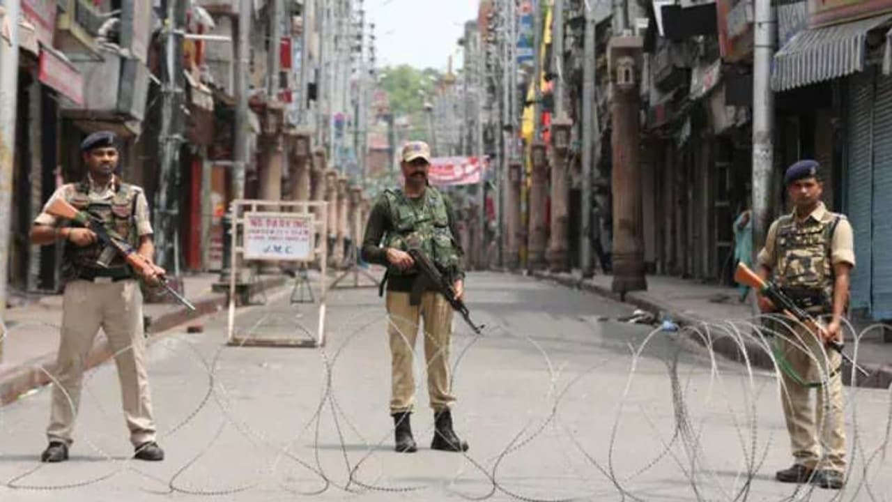 ജമ്മുകശ്മീരിൽ ഗ്രനേഡ് ആക്രമണം; പതിനാലു പേർക്ക് പരിക്ക് ജമ്മുകശ്മീരിൽ ഗ്രനേഡ് ആക്രമണം; പതിനാലു പേർക്ക് പരിക്ക്